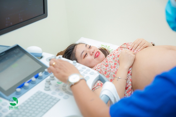 Mẹ cần đi siêu âm và khám thai đầy đủ để theo dõi sự phát triển của thai nhi tuần 32.