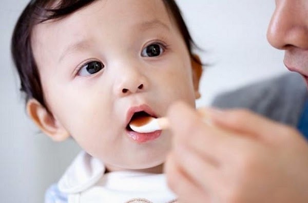 Nhiều cha mẹ tự ý cho con uống kháng sinh tại nhà