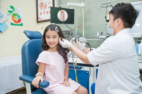 Khi trẻ ốm, ba mẹ nên cho con đi thăm khám sớm với bác sĩ Nhi khoa