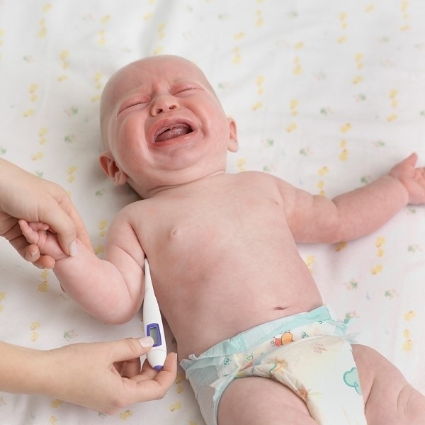 Trẻ sơ sinh bị viêm họng thường có các biểu hiện ho, sốt, quấy khóc...
