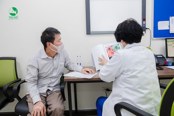 Người bệnh đọc kết quả nội soi dạ dày cùng bác sĩ