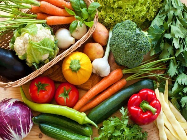 Rau xanh và trái cây tươi chứa rất nhiều vitamin và khoáng chất cho cơ thể.