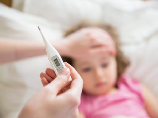 Ho, sốt, đau họng, nuốt vướng,.. là biểu hiện của bệnh viêm amidan ở trẻ em