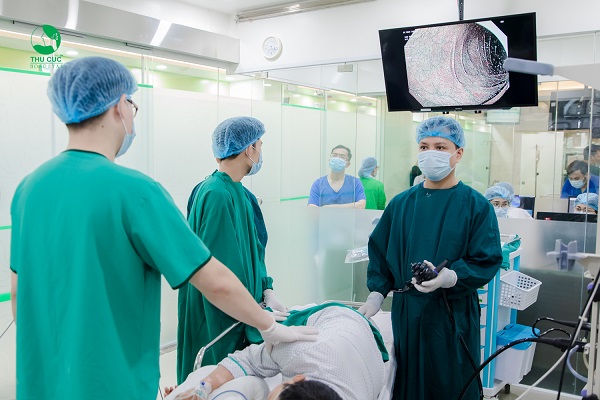 Người bệnh nằm nghiêng về bên trái trong quá trình nội soi trực tràng
