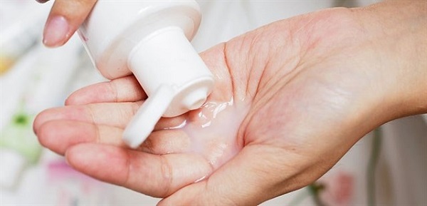 Chị em cần lựa chọn dung dịch vệ sinh phù hợp, có thành phần nhẹ