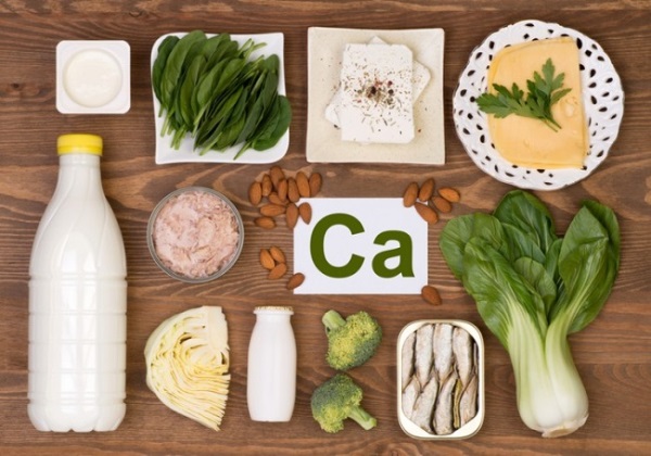 Những thực phẩm giàu Canxi bao gồm sữa, phô mai, cá...
