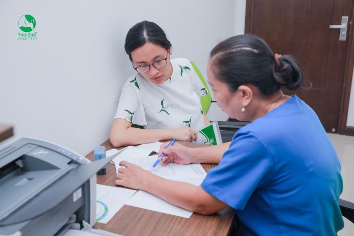 Khi thấy những dấu hiệu bất thường hoặc mang thai giai đoạn đầu, bạn nên thực hiện siêu âm đầu dò âm đạo.