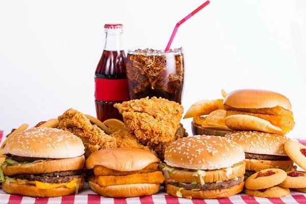 Người bị viêm dạ dày nên kiêng ăn thức ăn nhanh, đồ cay nóng, các món muối chua,..