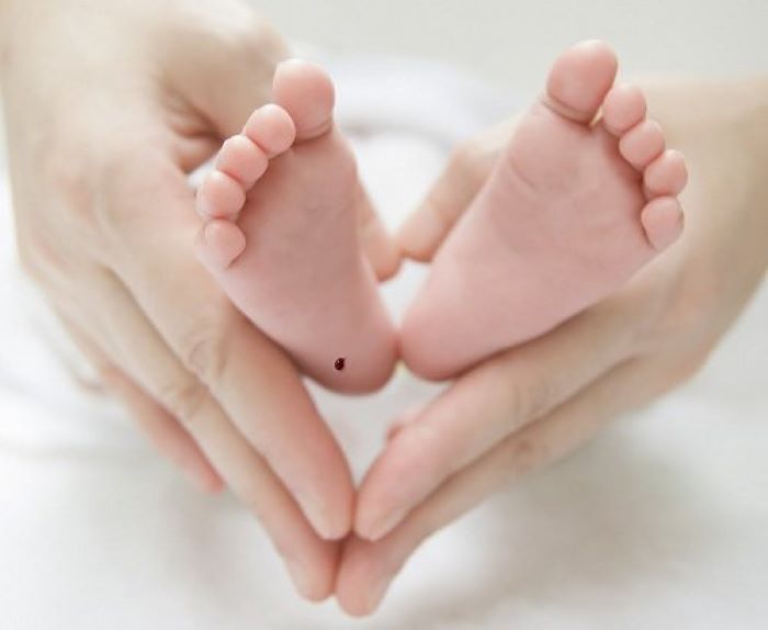 Lấy máu gót chân giúp phát triển sớm và chữa trị kịp thời một số bệnh lý bẩm sinh.
