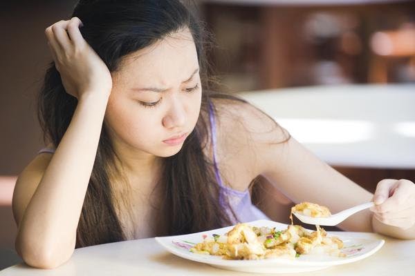 (Cảm giác chán ăn, ăn uống kém là biểu hiện của triệu chứng đau dạ dày)