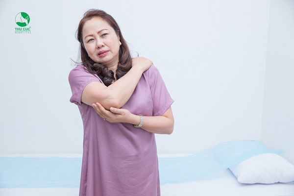 Thoái hóa đốt sống cổ gây đau nhức, khó chịu vùng cổ và có thể kéo sang các vùng xung xung quanh như vai, cánh tay, ngón tay, đau đầu, ...
