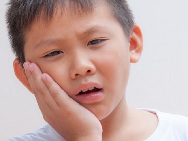 Nhiệt miệng gây loét niêm mạc miệng có thể bị sưng, nóng đỏ. Người bệnh hoặc trẻ nhỏ có thể bị sốt (nhẹ hoặc sốt cao), nổi hạch góc hàm, ăn uống khó khăn.