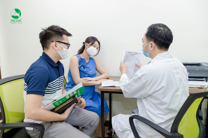 Khám thai định kỳ để theo dõi sát sao sức khỏe của mẹ và bé.
