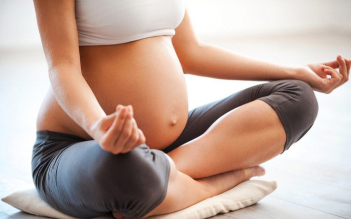 Tránh vận động mạnh, tập những bài tập nhẹ nhàng, phù hợp.