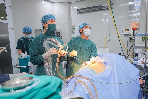 Bác sĩ đang áp dụng phương pháp tán sỏi công nghệ cao điều trị sỏi tiết niệu