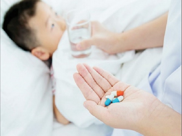 cho con uống thuốc kháng sinh khi bé bị sốt siêu vi việc làm này có thể “sai một ly đi một dặm” khiến bé đối mặt với nhiều nguy hiểm.