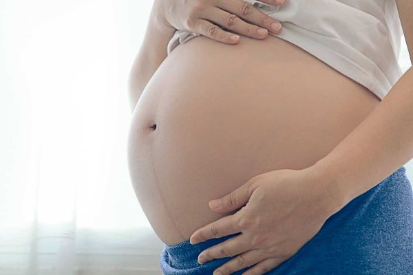 Mang thai trước 17 tuổi cũng làm tăng nguy cơ mắc ung thư cổ tử cung.