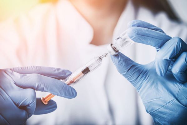 Tiêm vắc - xin phòng HPV là cách đơn giản và hiệu quả nhất để phòng ngừa ung thư cổ tử cung.