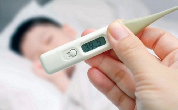 Sốt cao đột ngột là dấu hiệu điển hình của viêm amidan cấp tính