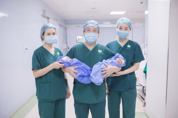 Ekip bệnh viện ĐKQT vui mừng đón chào các em bé sinh đôi.