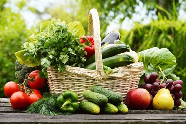 Chế độ ăn thiếu rau xanh là một trong những nguyên nhân gây nên bệnh trĩ