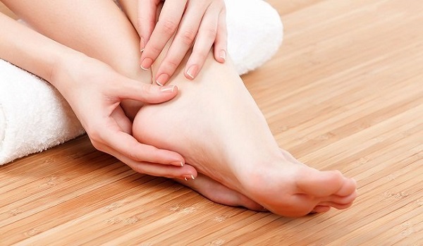 Phù nề mắt cá chân là một dấu hiệu của hội chứng thận hư