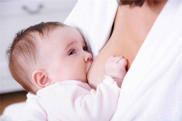 Trẻ có thể bị trớ sữa do mẹ cho bú không đúng cách