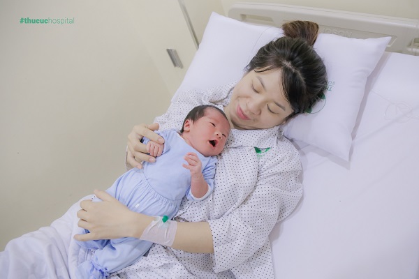 Mẹ cần theo dõi sát sao để có thể tìm ra nguyên nhân khiến trẻ bị trớ sữa