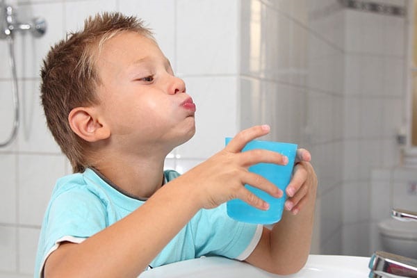 Súc miệng thường xuyên bằng nước muối va dung dịch sát khuẩn giúp phòng ngừa và cải thiện tình trạng ho, ngứa họng