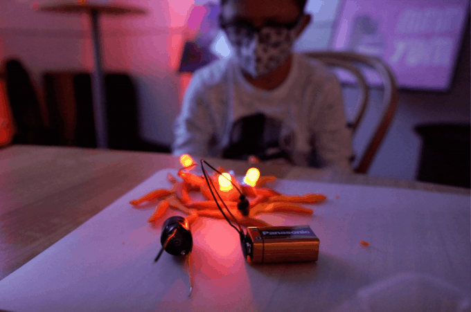 Taller 'Squishy circuits' en la FNAC de HACK A BOSS Kids