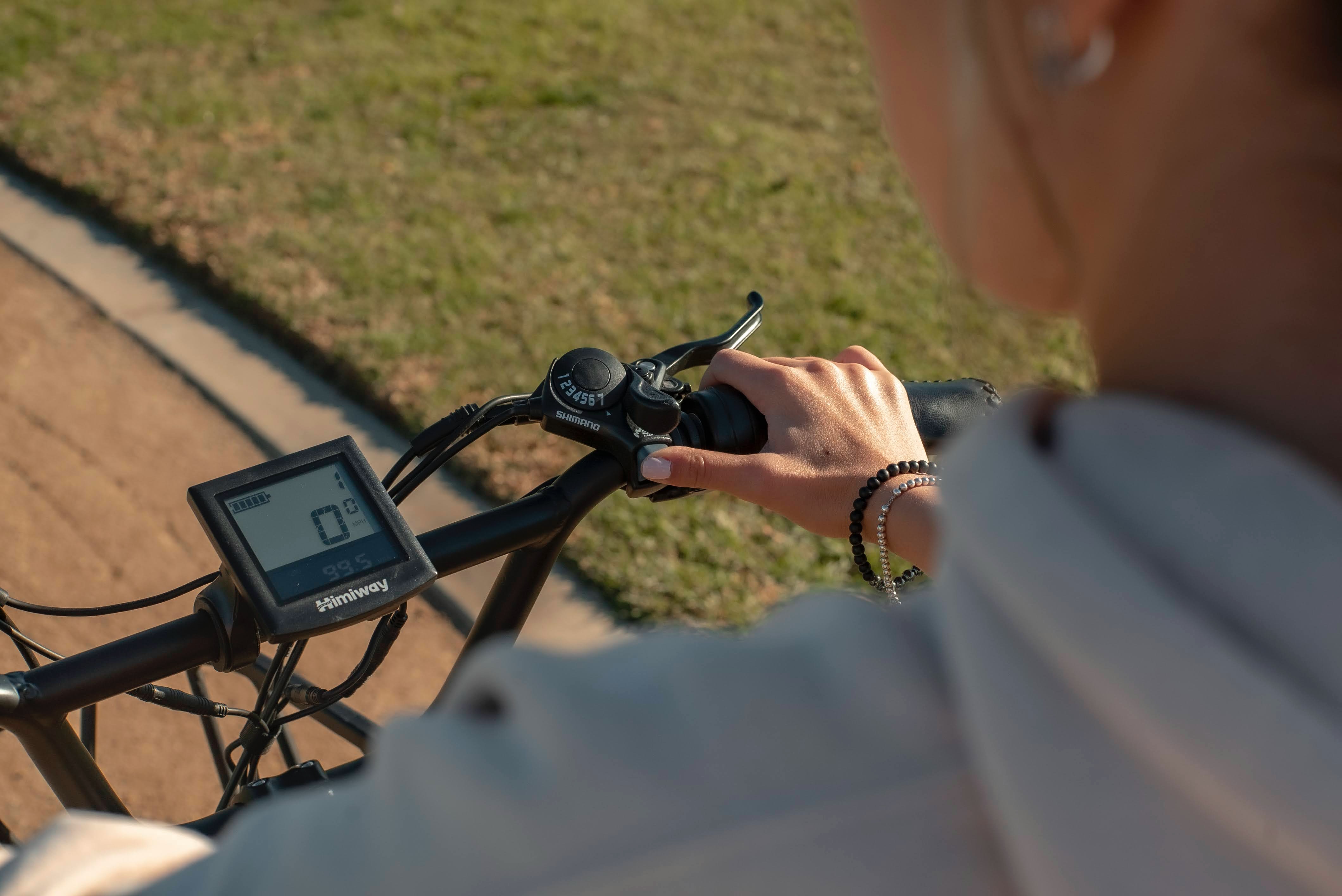 personne utilisant un GPS pour vélo