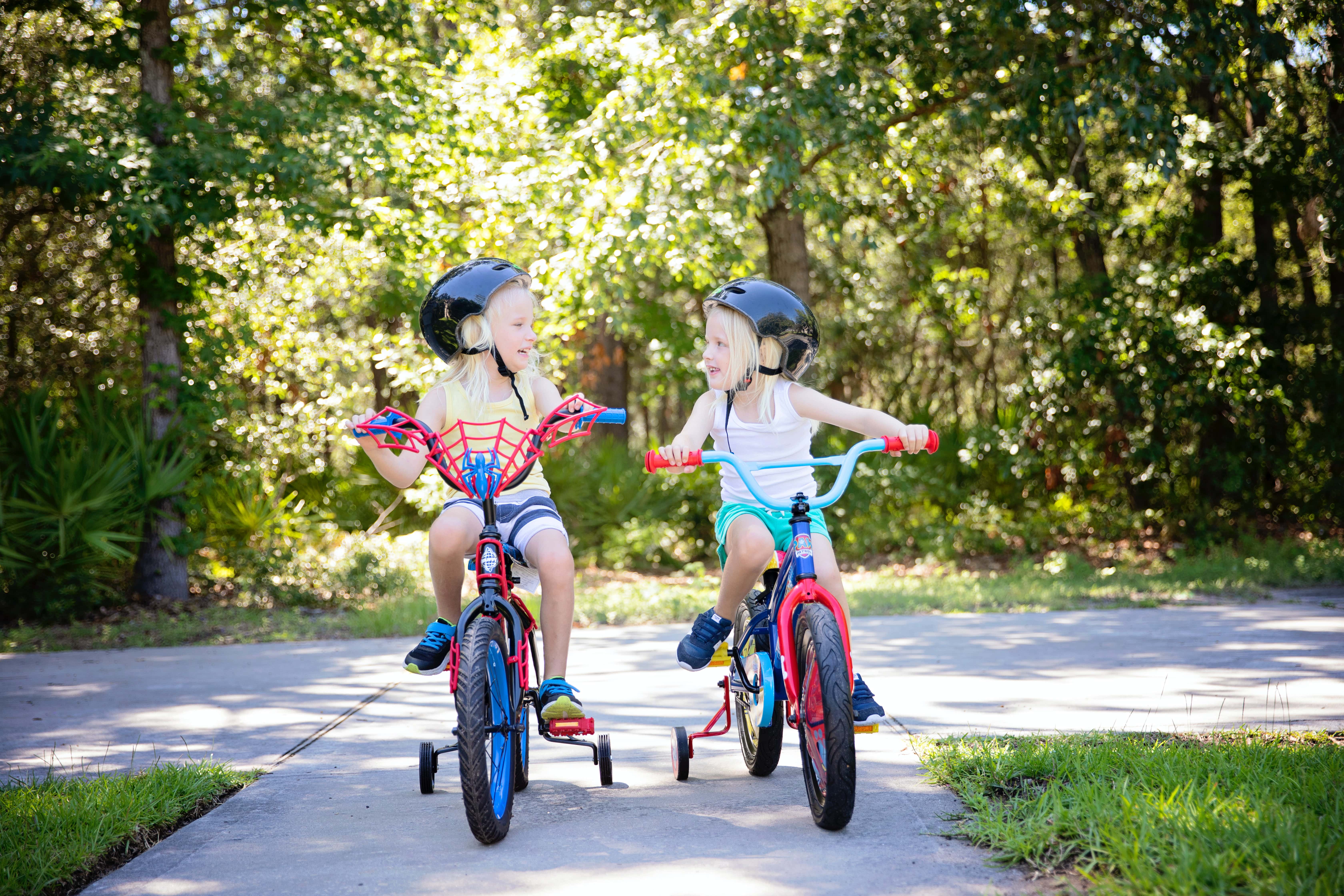 2 enfants faisant du vélo