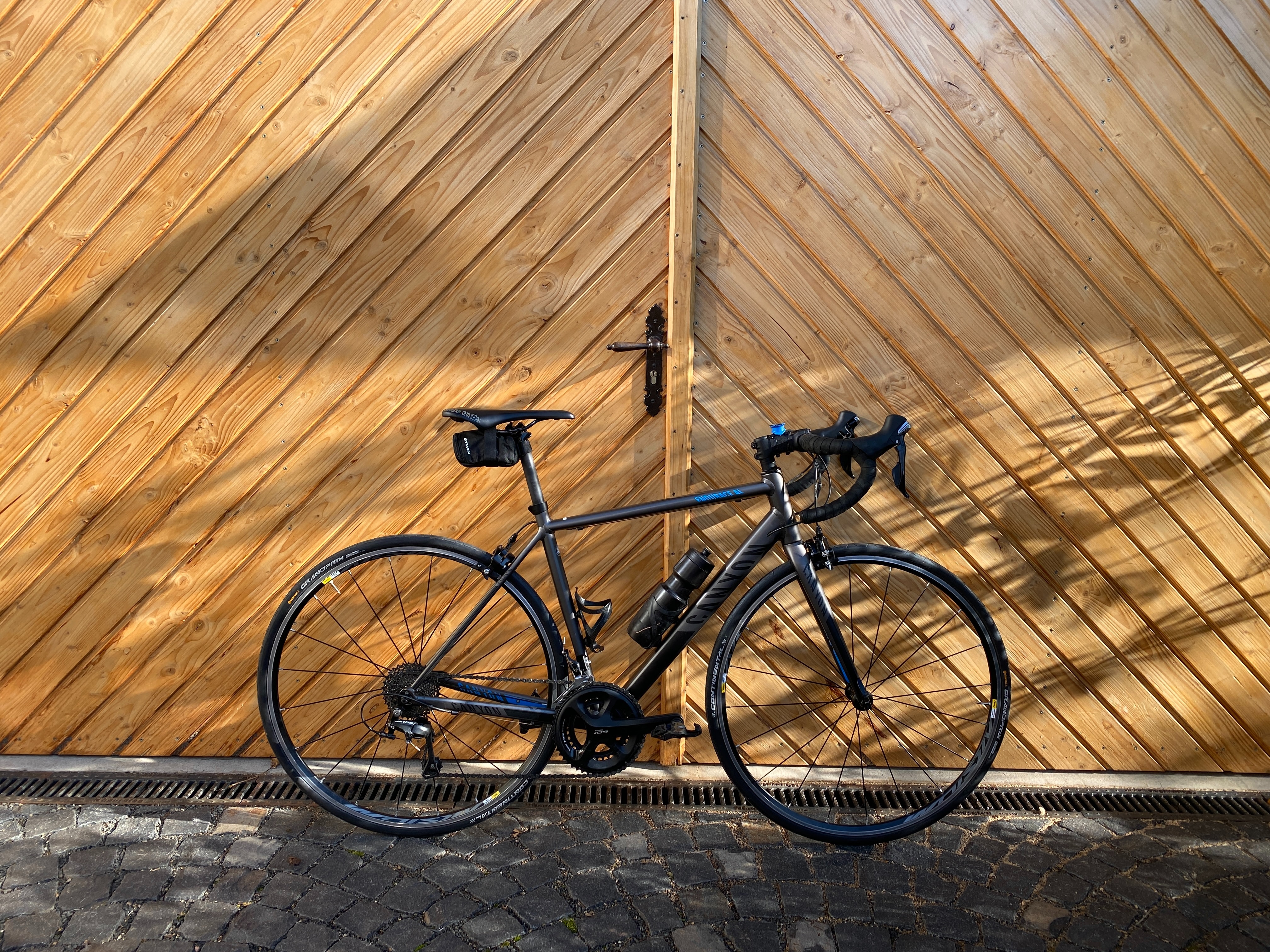vélo de route contre un mur