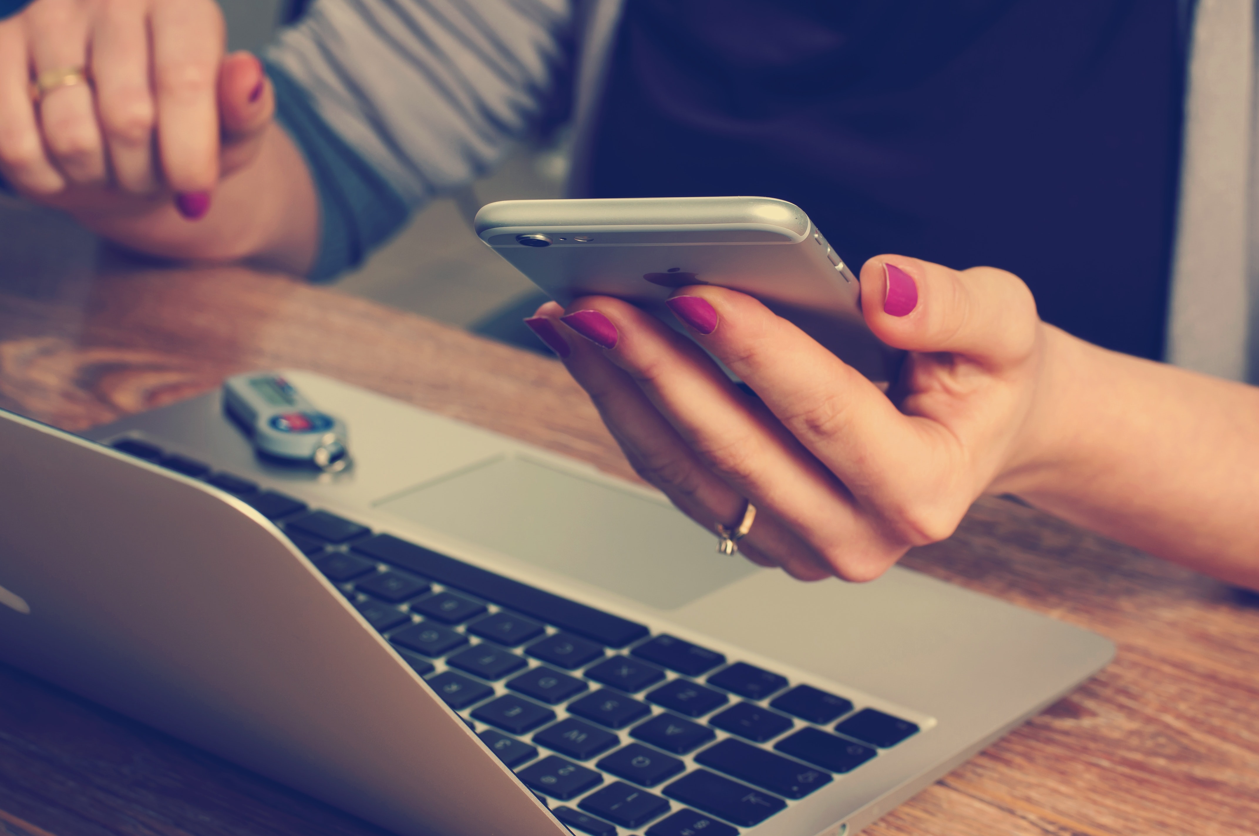femme sur son téléphone