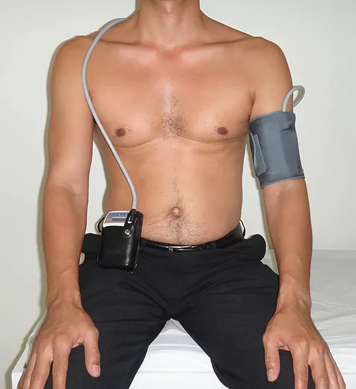 Imagem do aparelho utilizado para realização do MAPA. Fonte: https://www.cardioexpert.com.br/mapa-24-horas