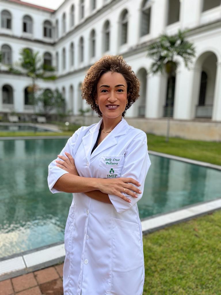 A médica Suely Cruz é um exemplo de persistência. Ela tentou fazer o Revalida INEP por três vezes até obter a aprovação. Foto: Reprodução/Arquivo Pessoal/Suely Cruz