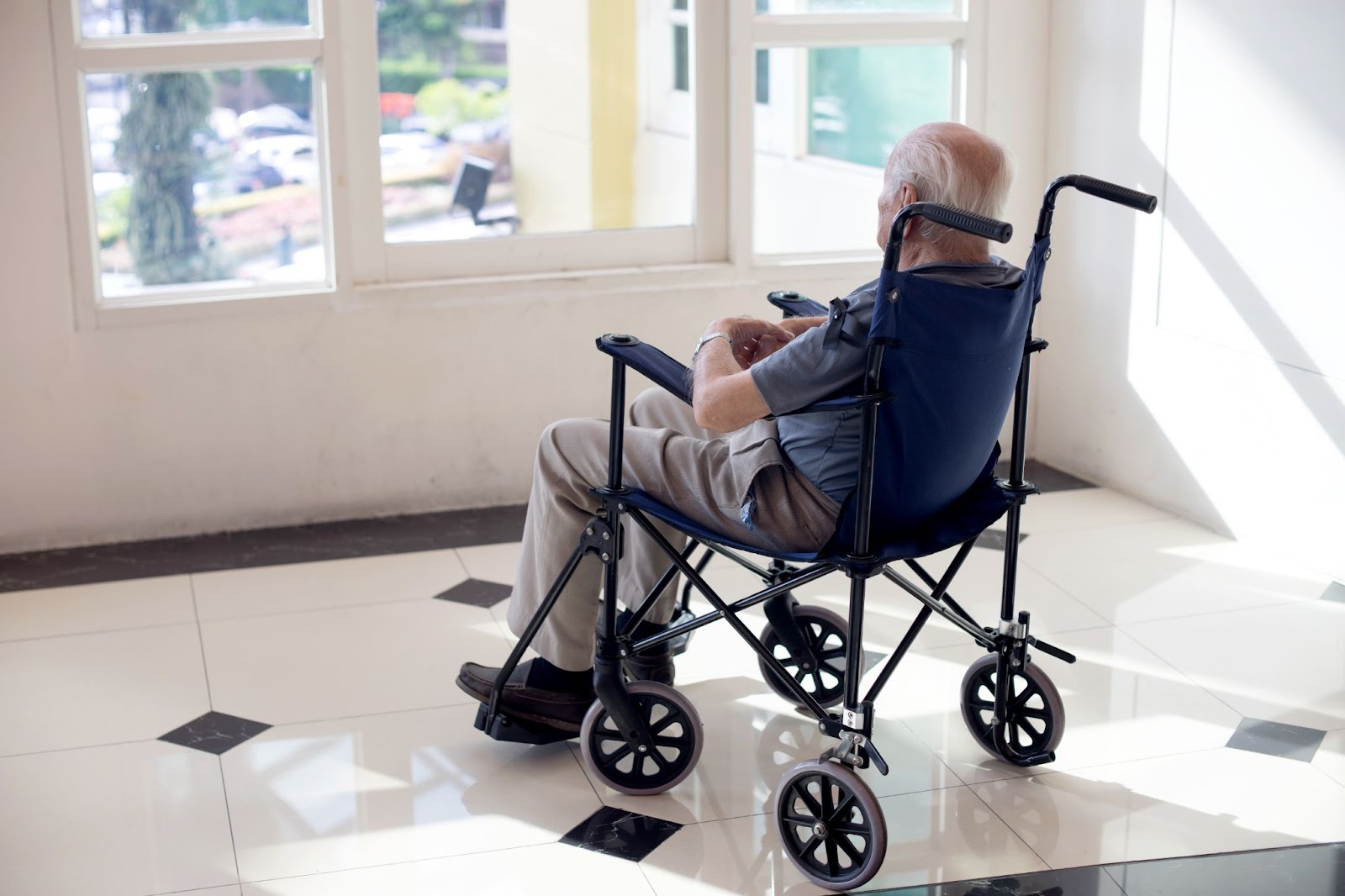 O ambiente onde a pessoa com demência deve ter janelas, pois precisa ser claro. Foto: Reprodução/Adobe Stock/Sabthai