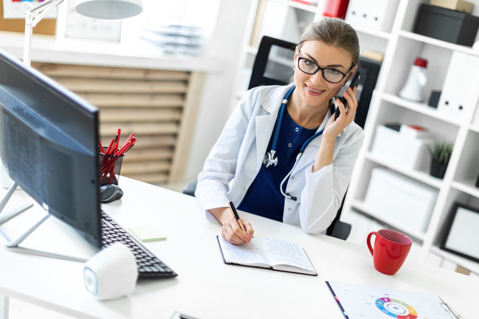 Assim como todos os profissionais de saúde, médicos não podem ser MEI mas podem atuar ter sua própria empresa de outras formas. Foto: Reprodução/Adobe Stock