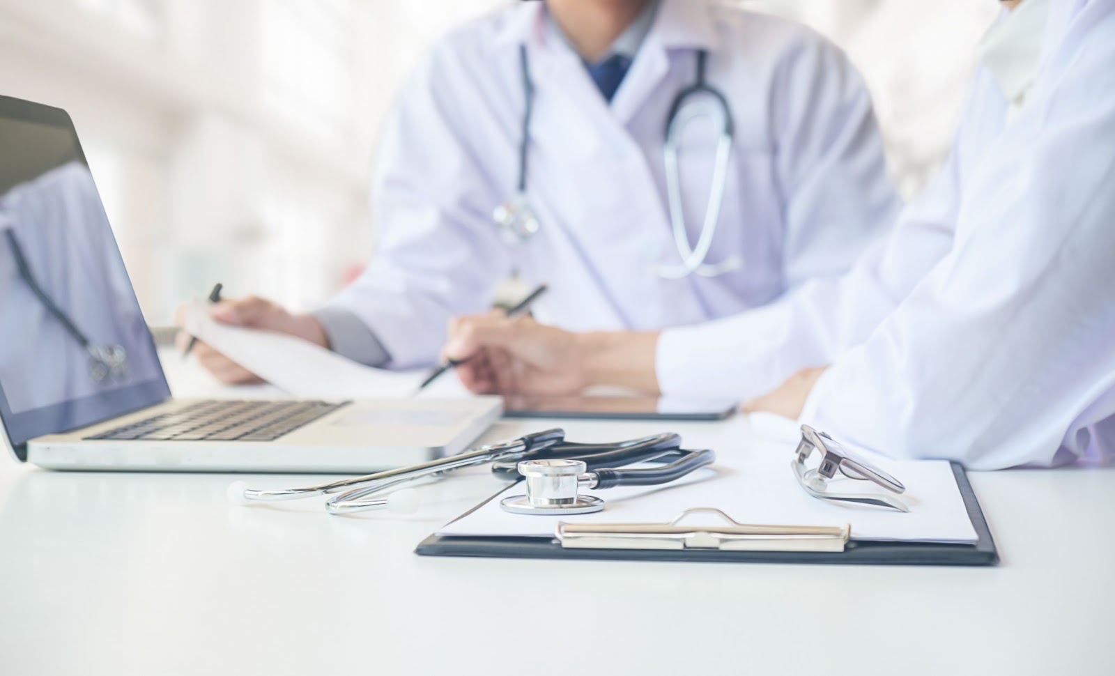 Trabalhar antes de começar a estudar para a residência exige muito planejamento. Foto: Reprodução/Adobe Stock
