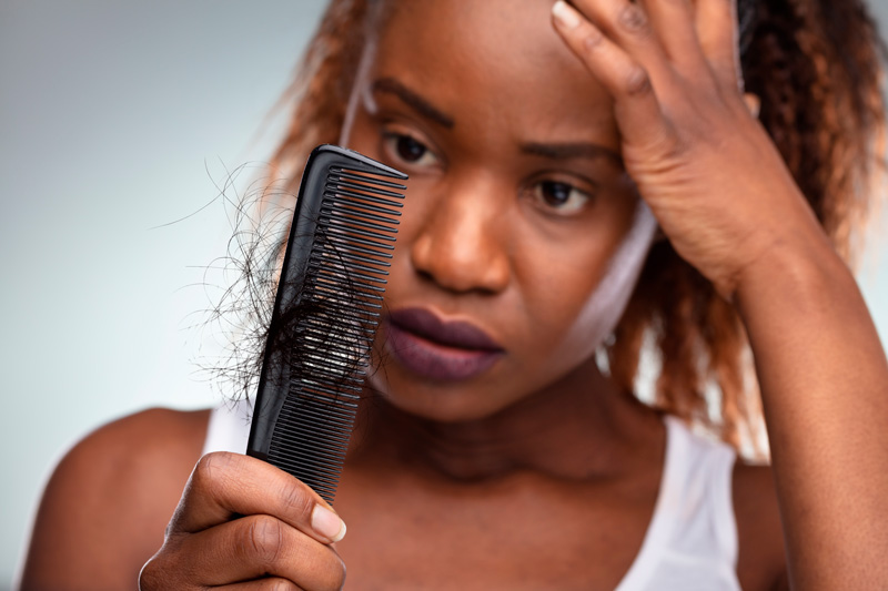 A queda de cabelo é uma das muitas sequelas ocasionadas pela Síndrome Pós-Covid. Foto: Reprodução/Unplash