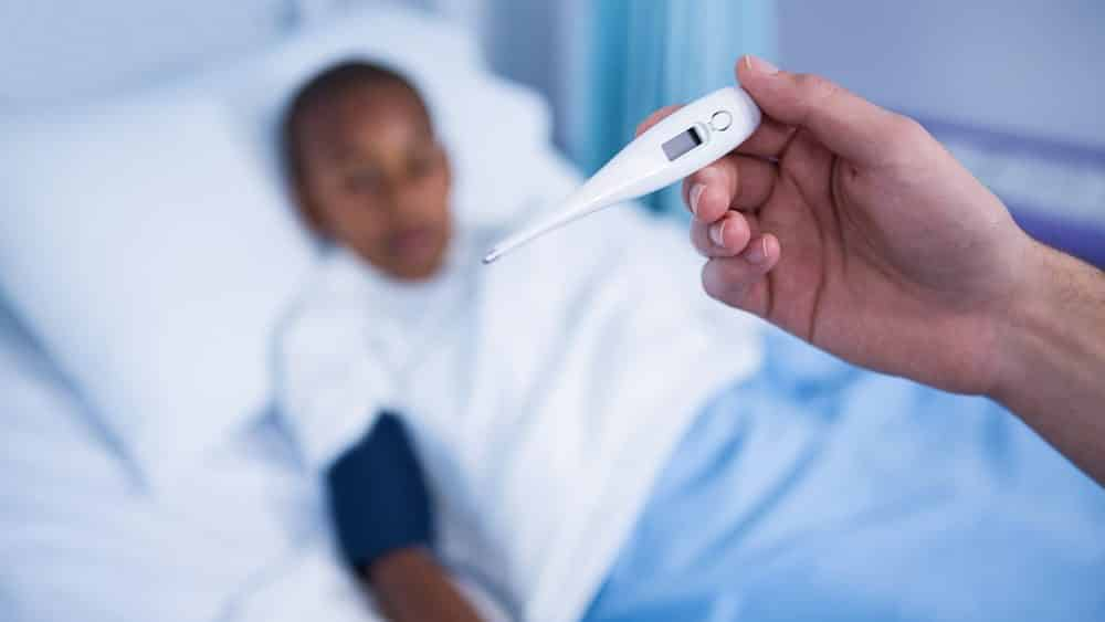A Síndrome é incomum no público pediátrico, mas quando ocorre pode causar miocardite e rash cutâneo. Fonte: Drauzio Varella (https://drauziovarella.uol.com.br/doencas-e-sintomas/sindrome-inflamatoria-multissistemica-pediatrica/)