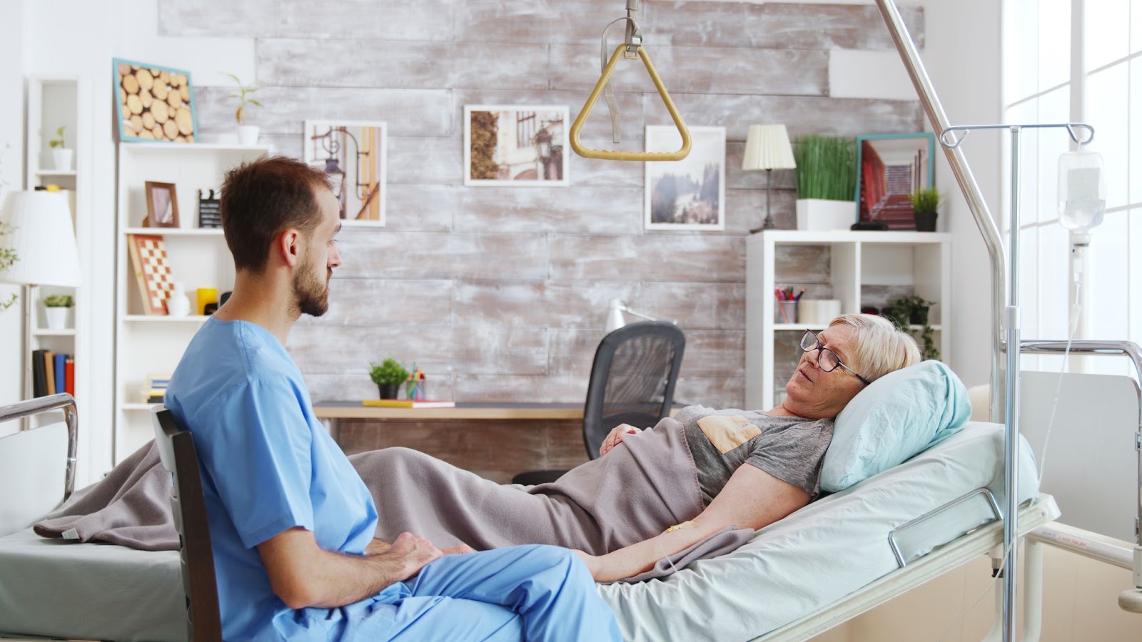 A geriatria foca no cuidado e bem estar da pessoa idosa, podendo atuar em domicílio, instituições de longa permanência, clínicas e hospitais. Foto: Reprodução/Adobe Stock