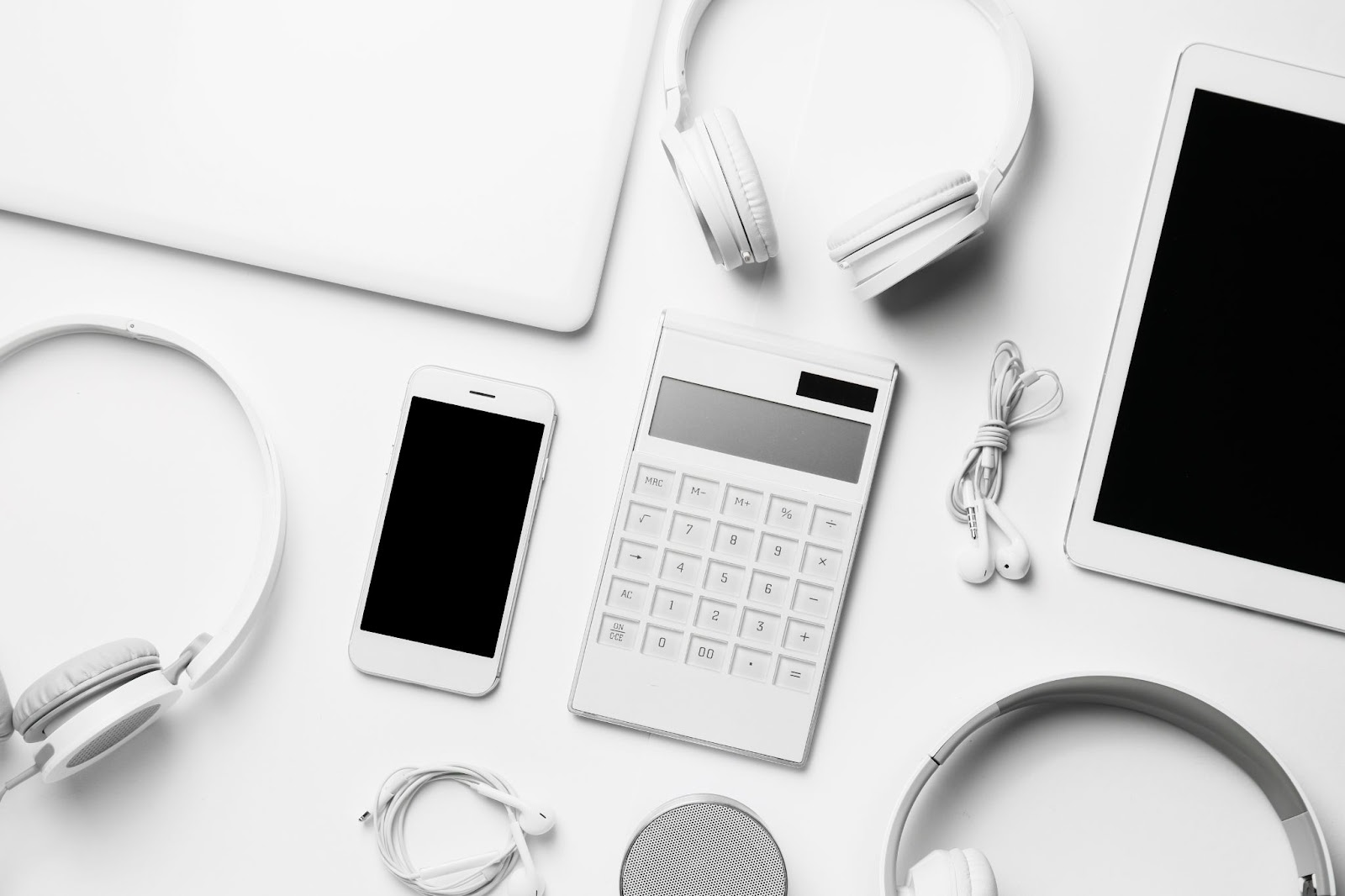 Embora permitidos, pois podem ser guardados no porta-objetos, evite levar equipamentos eletrônicos para a prova. Foto: Reprodução/Adobe Stock
