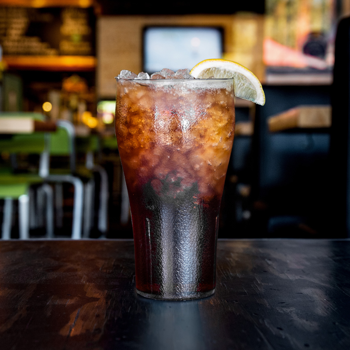 Iced tea with lemon slice.