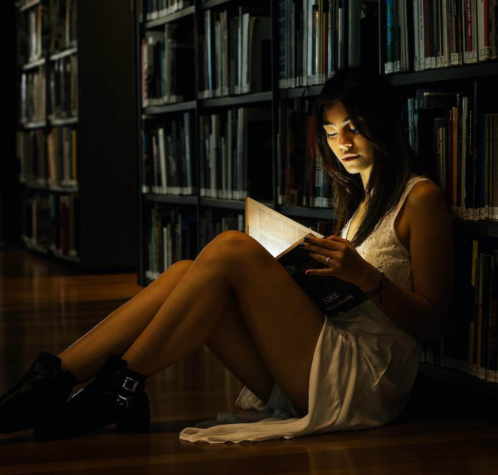 woman-reading-in-library