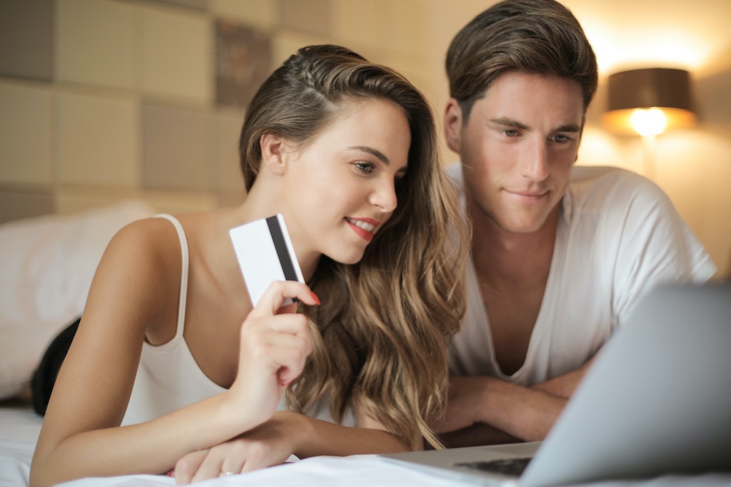couple-with-credit-card