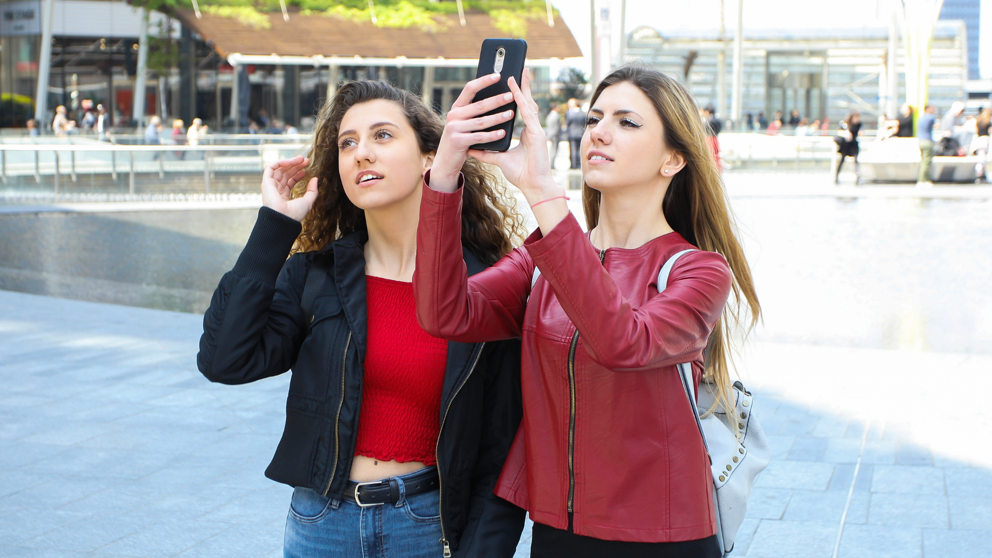 2 young women exploring the city.