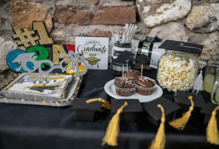 outdoor-graduation-picnic