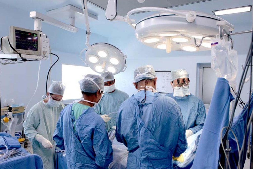 medicos em cirurgia no hospital