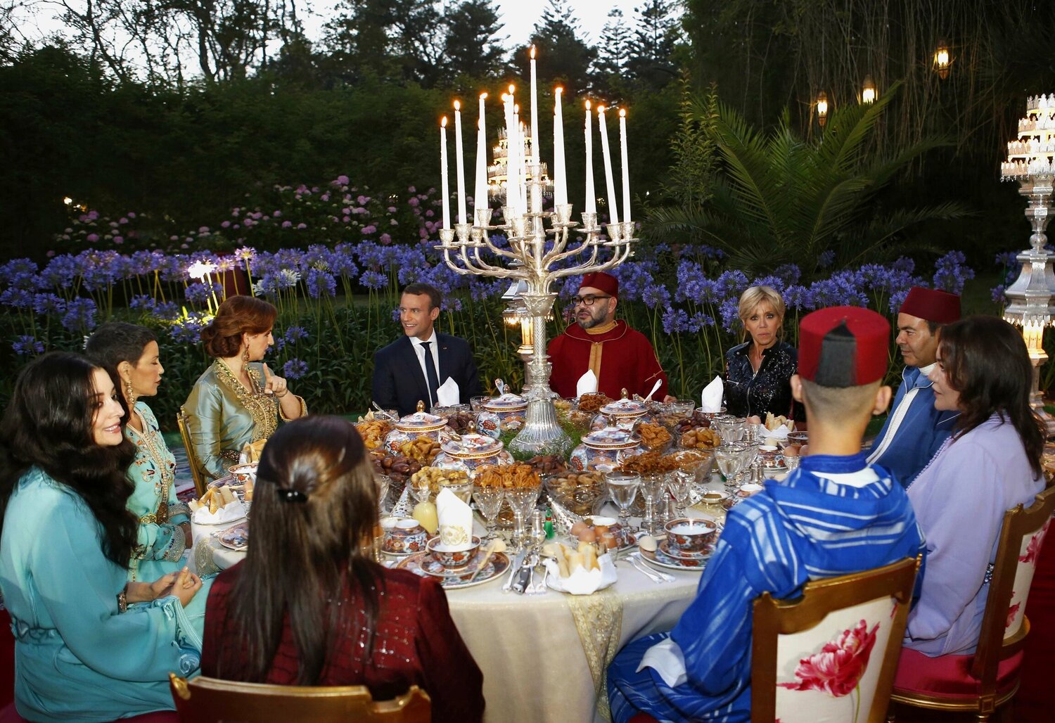 La famille royale accueillant Emmanuel Macron, actuel président de la France.